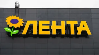 Крупные жёлтые буквы и знак «Лента» на фасаде