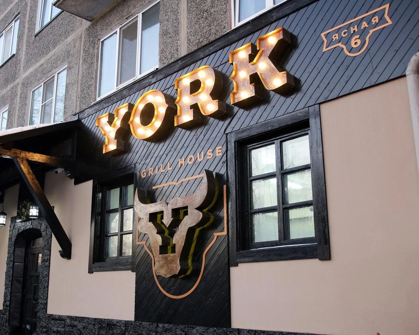 Объёмные буквы YORK с лампами на фасаде