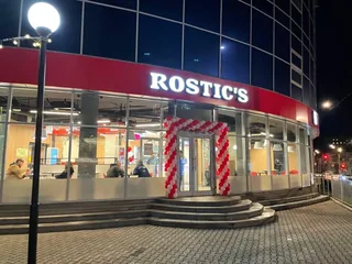 Вывеска ресторана быстрого обслуживания ночью
