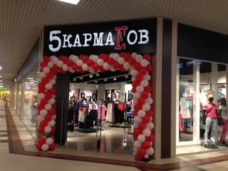 Световая вывеска «5 Карманов» в торговом центре
