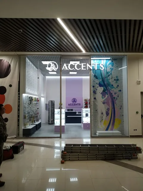 Вывеска ACCENTS над входом в магазин в торговом центре