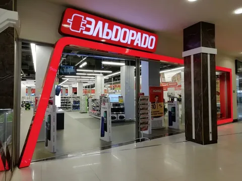 Красная вывеска «Эльдорадо» над входом в магазин