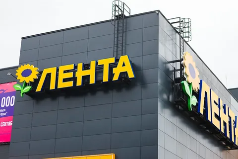 Жёлтые буквы «Лента» на двух сторонах фасада
