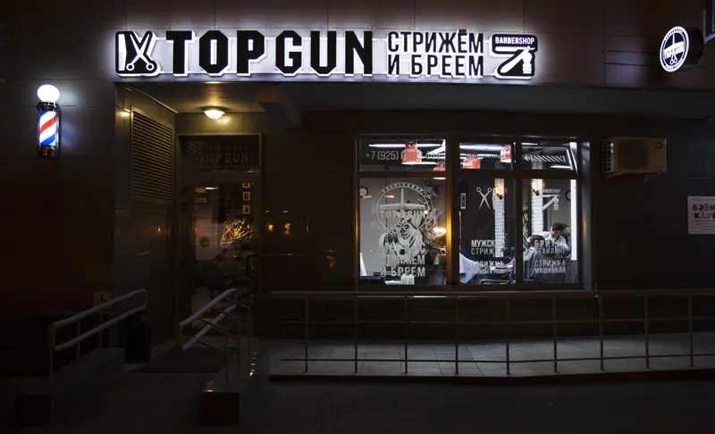 Световая вывеска барбершопа TOPGUN — реальная работа Тотоби